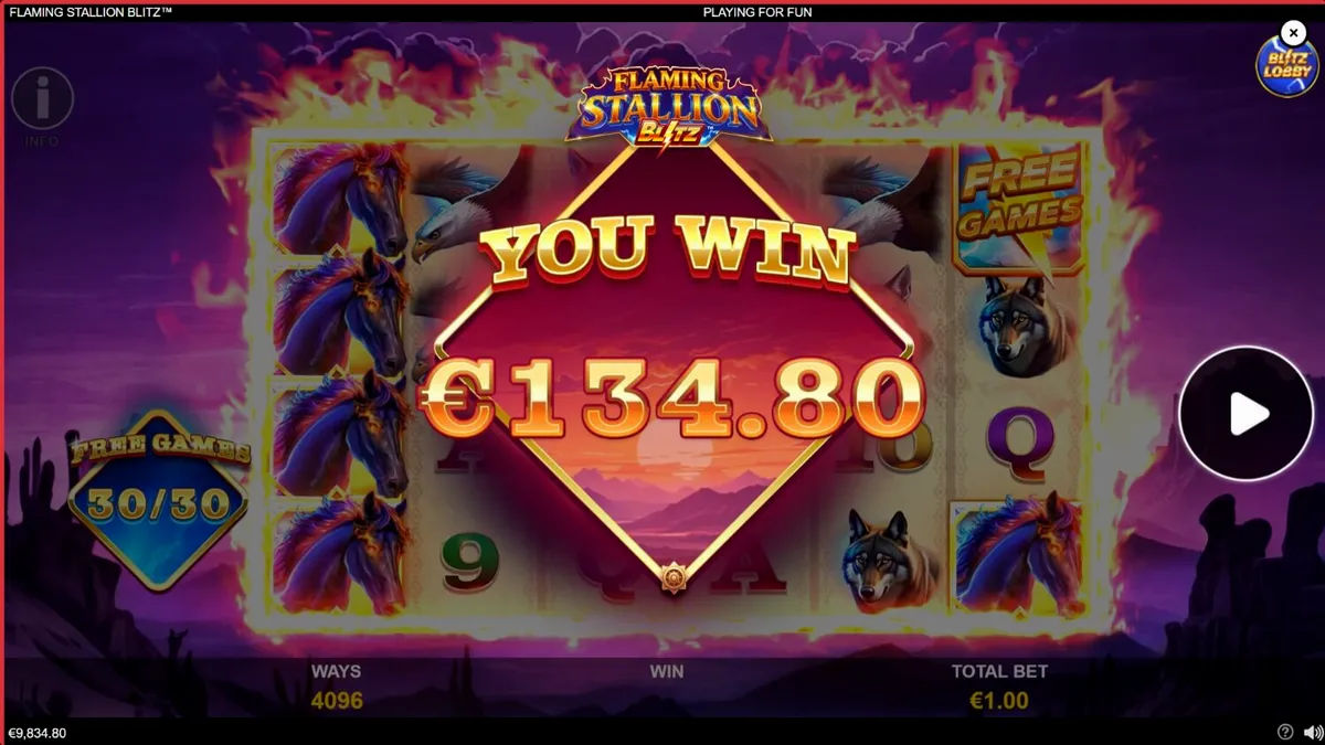 Pemandangan gurun yang membara dengan simbol kuda jantan biru yang menyala di slot Flaming Stallion Blitz